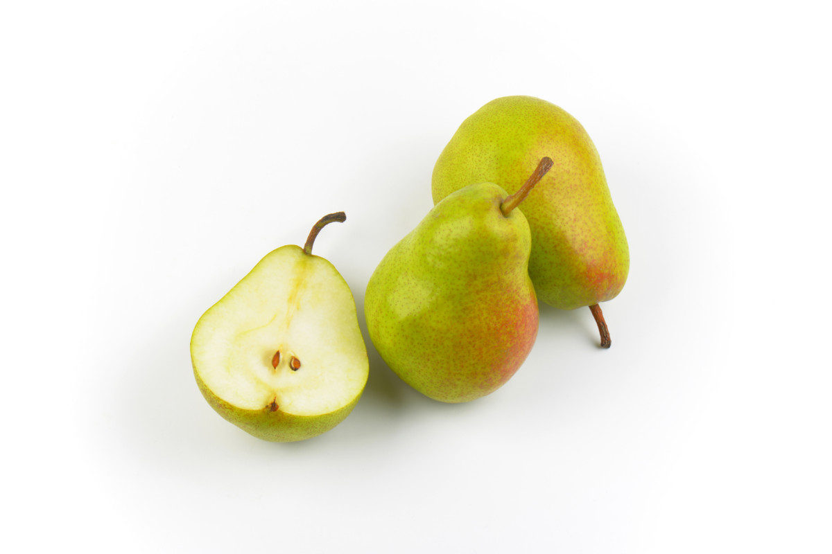 Multiple pears with one of them sliced