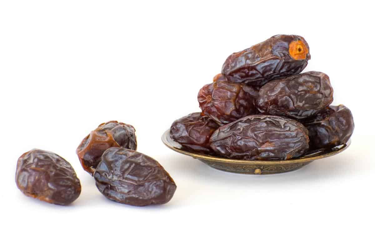 Dates with seeds